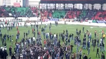 Diyarbakır'da Taraftarlar Sahaya Girdi Yaralılar ve Gözaltı Var