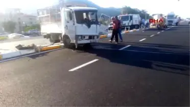 Tır Kavşakta Kamyonete Çarptı: 2 Yaralı