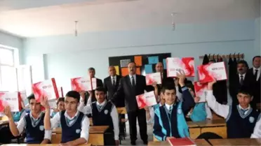 Hakkari'de Öğrencilere Tablet Dağıtımına Başlandı