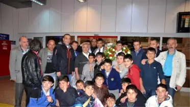 Avrupa'nın Bronz Yumruğuna Çiçekli Karşılama