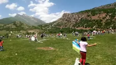 Çocuklar Kato Dağı'nda Uçurtma Uçurdu