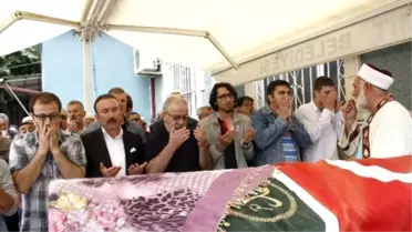 Boşanmak İstediği Eşi Tarafından Öldürülen Kadının Cenazesi Toprağa Verildi