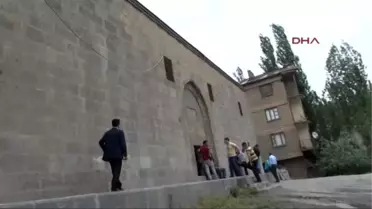 Hakkari Bilal Erdoğan, Hakkari'deki Tarihi Medresede Ok Atışı Yaptı