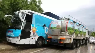 Ak Partili Adayın Bulunduğu Otobüs Tankerle Çarpıştı