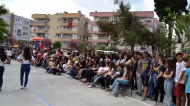 Kuşadası'nda Liselilerden Bahar Şenliği