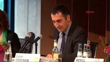 1 Alman Birlik 90/yeşiller Partisi Eş Başkanı Cem Özdemir'den, AK Parti Adayı Ozan Ceyhun'a, Ağır...