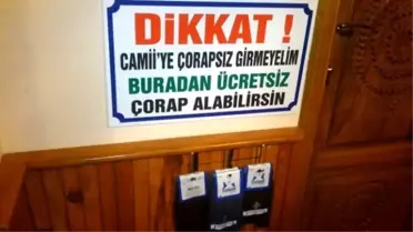 Camiye Çıplak Ayakla Gelene Ücretsiz Çorap