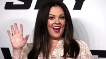 Melissa Mccarthy Stuns At 'Spy' Premiere İn Her Own Dress Design