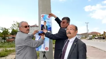 Seçim Afişlerini Kendileri Asıyorlar