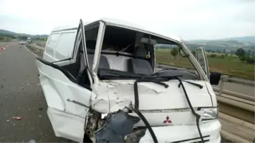 Kamyonet Köpeğe Çarpmamak İçin Duran Otomobile Çarptı: 1 Yaralı