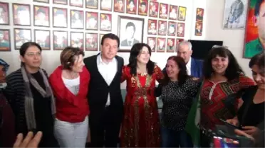 Kars'ta Hdp'liler Fransız Gözlemcilerle Halay Çekerek Kutlama Yaptı