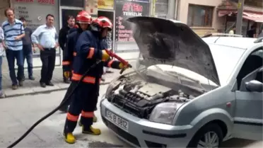 Sakarya'da Seyir Halindeyken Alev Alan Otomobili Esnaf Söndürdü