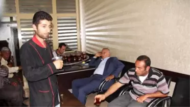 Şanlıurfa'da Çaycı, Bulduğu 5 Bin Lirayı Sahibine Teslim Etti