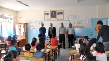 Kaymakam Baştürk Kahta'da Öğrencilerin Karnesini Verdi