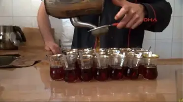Şanlıurfa'da Çaycı, Bulduğu 5 Bin Lirayı Sahibine Teslim Etti