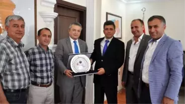 Yüksekova Kaymakamı Çenet'e Şükran Plaketi