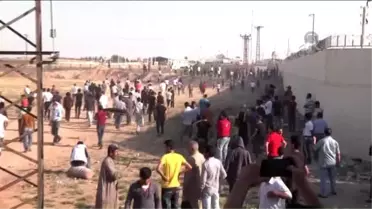 Akçakale'de Tel Örgüleri Aşan Suriyeliler (2)