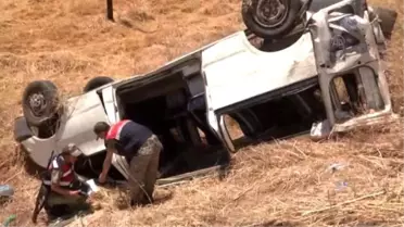 Hilvan'da Minibüs Devrildi: 8 Yaralı