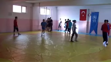 Yıldız Güreşçi Dünyada da Minderleri Fethetmek İstiyor