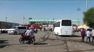 Akçakale'de Ülkelerine Dönen Suriyeliler ve Sınırda Bekleyenler