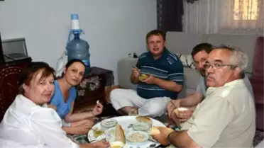 Macarlar Bağdaş Kurup Yer Sofrasında Yemek Yedi