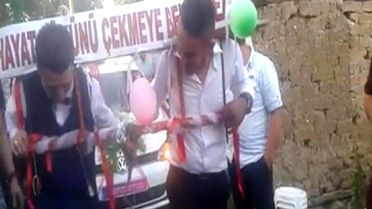 Damat ve Sağdıç Boyunduruk Taktı Gelin Aracını Çekti