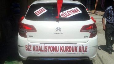 Damat ve Sağdıcı Boyunduruk Takarak Düğün Arabasını Çekti