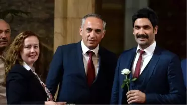 Eski Bakan Ala ve Ünlü Sanatçı Işılak Meclis'te Kaydını Yaptırdı