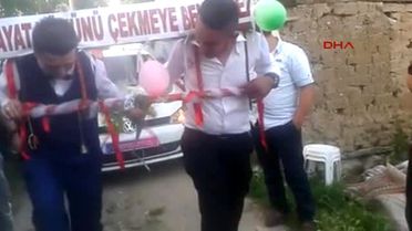 Bursa'da Damat ve Sağdıç Boyunduruk Takıp Gelin Aracını Çekti
