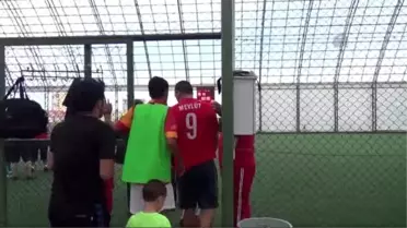 Milli Futbolcu Mevlüt Erdinç'ten Yetim Çocuklara Moral