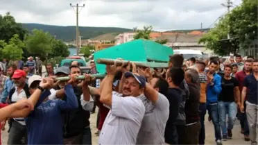 Üzerine Yıldırım Düşen Çiftçi Öldü