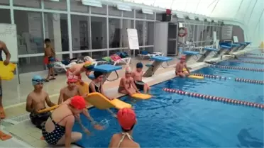 Karamanlı Çocuklar Yazın Tadını Yüzerek Çıkarıyor