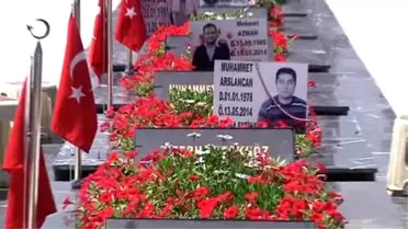 Soma'da Babalar Günü - Göremediği Babasının Mezarını Anne Kucağında Ziyaret Etti