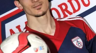 Altınordu'da Emre İmzaladı