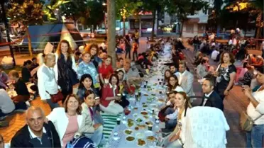 Avcılar'da Önce 'Yeryüzü Sofrasında' İftar, Ardından Konser