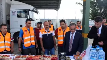 Suriye'ye 2 Tır, Gıda ve Temel İhtiyaç Malzemesi Gönderildi