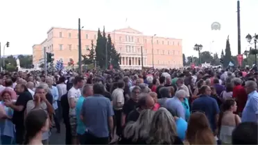 Atina'da 'Hayır' Taraftarları Gösteri Düzenledi