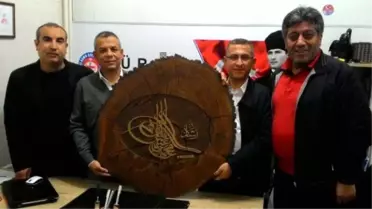 Opr. Dr. Kayıhan Çağlar'dan Türkav Başkanı Hasan Sezer'e 'Osmanlı Tuğrası'