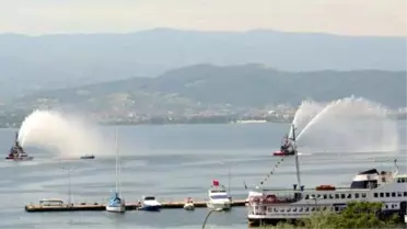 İzmit'te Denizcilik ve Kabotaj Bayramı'nda Römorkörlerden Su Gösterisi