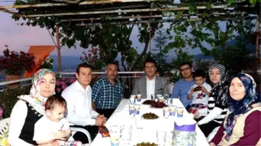 Dündar, Vatandaş Sofrasında İftar Açtı
