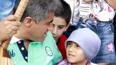 Türkücü Aydın Aydın, Hakkarili Çocuklarla İftar Yaptı