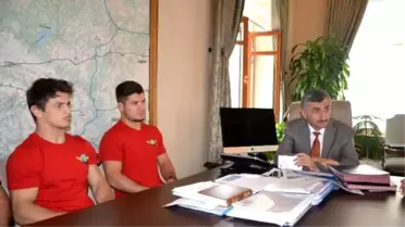Vali Bektaş Şampiyon Güreşçileri Ağırladı