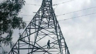 Yüksek Gerilim Hattında İntihar Girişimi Alsancak'ı Elektriksiz Bıraktı