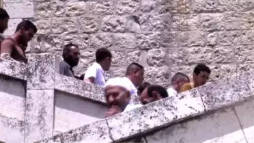 Filistinliler, El Halil'de Süngülerin Gölgesinde Namaz Kılıyor - El