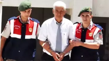 Okula Kızını Görmeye Gitti, Öğretmenin Kucağında Otururken Buldu