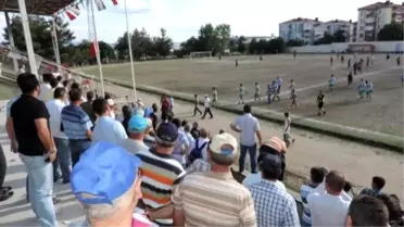 Futbolcular Birbirine Girdi: 2 Yaralı