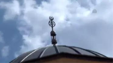 Tarihi Caminin Havuzunda Serinliyorlar