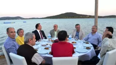 Komili, Zeytin ve Zeytinyağı Sektörünü Ayvalık'taki Geleneksel İftar Yemeğinde Buluşturdu