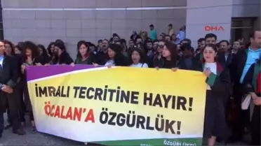 Öcalan'ın Avukatlarından Adliye Önünde Oturma Eylemi