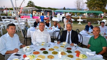 Kuşadası'nda Kadıkalesi Muhtarlığından İftar Yemeği
